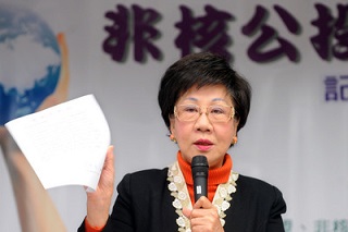 前副總統呂秀蓮推動反核四裝填燃料棒公投案，連署若達10萬份，5月20日將號召群眾齊聚凱道，要求總統公開對談核能政策。&#65339;圖／中央社&#65341; 