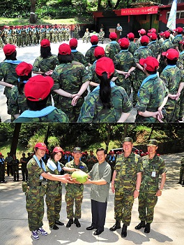 2011年馬祖戰鬥營熱力燃燒,縣長楊綏生前往梅石營區開訓典禮,特別送上馬祖本土大西瓜供學員消暑解渴。(圖/文:馬祖日報資料照片、曹重偉)