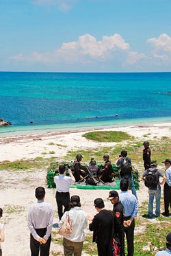 ▲南海情勢緊繃,但東沙島、太平島卻雙雙面臨募不到兵的窘境。圖為立法委員搭機赴東沙島考察戰備防務。(中時報系資料照片)