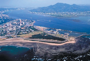 鴻海董事長郭台銘建議可在新北市淡水或北部地區發展博弈。圖為2009年還沒升格的台北縣政府已搶先規畫淡水新市鎮預做為博弈特區首選之地。(圖/新北市經濟發展局提供)