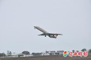 國內航空機票喊漲,民航局表示,若通過審查將漲5%至30%左右,引起民眾連署反對。(自由時報資料照)