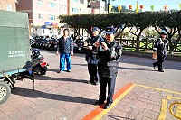 習慣違規停車的駕駛及不戴安全帽的機車騎士注意了!縣察局已指示各鄉警察所即起強力取締違規停車及騎乘機車未戴安全帽,今年已開出不少罰單,鄉親別跟荷包過不去。(圖/文:曹重偉)