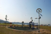 福澳港海巡大樓前公園體健設施因海風吹拂,生鏽嚴重,南竿鄉公所經民眾反映,已運用營建署城鄉風貌補助經費進行更換,並加裝具有綠能概念的風光互輔燈具。(圖/文:邱竟瑋)