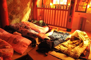 一年一度龍角峰廟「祈夢」儀式有越來越多鄉親參加,去(2012)年不到10坪大的空間擠滿祈夢者。(圖/馬祖日報社陳鵬雄攝)