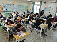 　地區前兩天與桃園縣同步舉辦12年國教8年級學生模擬會考，學生應考比照正式規格，然而馬祖學生九成以上就讀本地高中，未來在實際升學的影響上，會考的象徵意義大於實質意義。（圖／文：劉秋月）