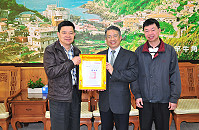 連江地檢署檢察長洪培根調職,縣長楊綏生特別贈榮譽縣民證,感謝他任內多次提供縣府法律諮詢的協助。(圖/文:曹重偉)