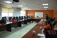　馬祖酒廠昨天上午公開標售金馬和平紀念酒八公升四組，共有15人投標，最高投標價為12萬6千元，連江特產及欣欣特產順利得標。（圖／文：劉秋月）