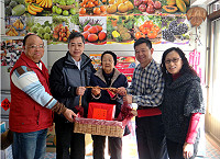 民政局新規劃老人福利新措施「高齡老人壽誕日祝壽活動」3月1日起實施,昨天是福澳村陳依蓮女士91歲大壽,特由縣長楊綏生及夫人鄭嬌英會同鄉長朱秀平等人提著賀壽禮品登門拜訪。(圖:縣府民政局提供)