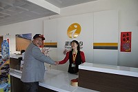　議長陳貴忠前往文協多元就業駐點為工作人員加油打氣。（圖：連江縣議會提供）