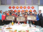 　西莒102年婦女節慶祝表揚餐會，會中縣府參議姚醒吾代表縣長楊綏生、鄉長等與會人員和當選模範婦女等合影。（圖：莒光鄉公所）