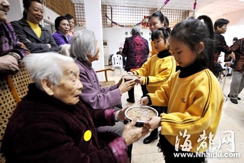 2013-03-10福州小朋友在老師的帶領下,送給養老院的爺爺奶奶們拗九粥活動。(圖:海都網)