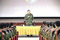 　任指揮官於講習中舉出許多保密違規的案例提醒所有在場幹部演訓任務中保密的重要。（圖／文：趙崇光）