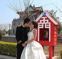 大陸廈門1對準備結婚的情侶11日到金門莒光樓拍攝婚紗照,他們與攝影師都稱讚金門攝影場景多、空氣好,影片清晰度高。(中央社記者陳守國金門攝 )