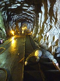 　東引安東坑道改善工程，斜坡道階梯建造，最近幾天即可完成澆灌。（圖／文：陳其敏）