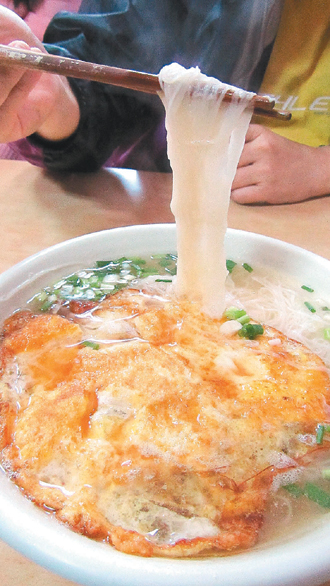 老酒魚麵添了老闆自釀老酒,天冷暖胃也暖身。90元/碗 (聯合報/記者林佳儀攝影)
