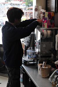 　7-11City Cafe「繪小說」描述馬祖情境的「客人說，今天的咖啡比較好喝！」此文引發鄉親熱烈討論，故事中的咖啡機技師是真有其人，他就是家住新莊的丁先生，馬祖各鄉的7-11咖啡機出狀況，都是要靠他來維修及調整。（圖／文：曹重偉）