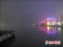 基隆港昨(12日)傍晚5點10分起被大霧籠罩，到晚間10點32分才散去，共有9艘船無法靠泊及出港。（自由時報記者俞肇福攝） 