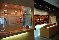 　馬祖民俗文物館入館左側新增文化局各項文創商品展示區，僅提供純觀賞，還是具有商品價值，能否吸引商家青睞批發販售，就是未來檢討的指標。（圖／文：劉秋月）