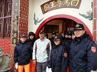 　東引岸巡安檢所協助打掃清潔白馬尊王廟，贏得副主任委員楊雲成致謝。（圖：東引安檢所提供）