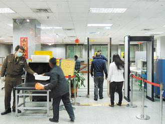 金門航空站雖然有不斷電系統,但卻因數度停電、復電,X光機差點燒掉, 增加安檢人員作業上不少困擾。(圖:聯合報╱記者陳向鑫)