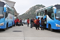 　元宵過後第一批觀光團昨天報到，機場碼頭已經出現人潮。（圖／文：陳鵬雄）