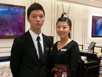 菲律賓馬尼拉16日開幕的賭場,接待人員蕭德麟(左)、楊怡婷(右)等20人來自台灣。他們剛畢業就擁有高薪,但缺點是離家遠,還有家人的掛念。(中央社記者林紳旭攝)