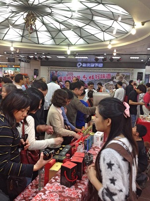 「漫遊桃花源.馬祖好味道」地方美食與美酒17日台北車站上菜現場擠滿人潮。(圖:摘自Lan Tsao臉書)