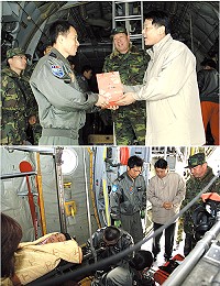 (上圖)副縣長陳敬忠也向任指揮官表達感謝之意,更致贈馬祖花漾紀念酒給機上機組、醫療人員,展現軍民一家的濃厚情感。(下圖)馬祖鄉親陳光輝日前因車禍,肩部鎖骨受傷,無法起身搭乘立榮班機,在軍方及交通局的協助下,搭乘運載藝工隊的C130專機,將傷患送往台北三總醫院進行治療。(圖:趙崇光/文:宋韋廷)