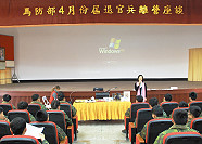 林寶霞女士替弟兄們說明退伍後將面臨的職場問題及考驗,使官兵了解更多職場中的注意事項。(圖/文:趙崇光)