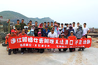 維護東引島海岸環境整潔,連江縣婦女會東引分會舉行環保淨灘活動,東引指揮部也發揮「島民一家」的精神。(圖/文:李家宇)