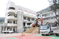 　外觀與芹壁聚落格格不入的中山國中辦公大樓拆除重建。（圖／文：陳鵬雄）