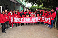 榮民之家的好厝邊!馬祖陣頭文化協會響應中央「關懷弱勢列車」,展開為榮民之家房舍清掃工作及關懷行動,吸引多位年輕帥哥主動加入,一起協助為老榮民打掃、整理環境。(圖/文:曹重偉)