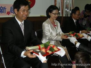 國家教育研究院國中校長儲訓班學員們,依古禮進行獻拜師帖、奉茶、獻拜師禮、師長回禮等儀式。〈記者黃玿琮攝〉