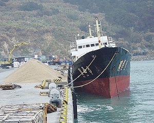 大陸砂石建材進口量逐年增加,圖為北竿白沙碼頭大陸砂石卸貨情形。(圖/文:馬祖日報資料照片)