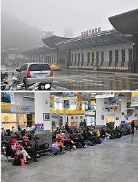 又見大霧瀰漫!馬祖地區前兩天的天氣就是一個霧字,在機場大廳門口看塔台是迷濛一片,不過機場大廳內,還是有許多努力等待的滯留客,以休假官兵居多。(圖/文:曹重偉)