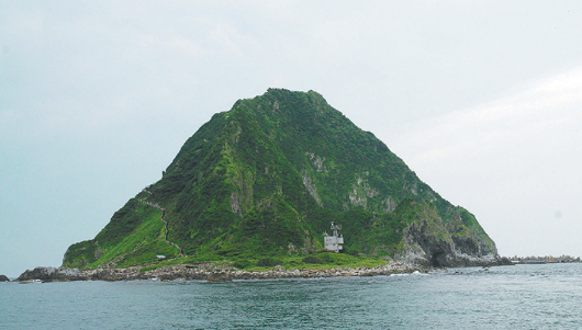 基隆市府有意在基隆嶼規畫博弈特區,監委黃煌雄等人昨天由交旅處人員陪同,登島參觀。(記者廖珮妤/攝影)