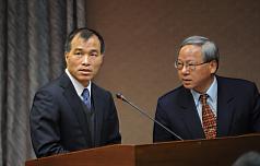交通部長葉匡時(左)21日在立法院交通委員會答詢時說,台鐵自強號票價及國內線機票缺乏彈性將會有所區隔。(中央社記者王飛華攝 )
