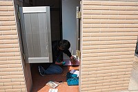 　漁會後方女廁屁屁全都露事件，昨天上午環保局接獲反映後，以絕佳的效率在下午就完成初步改善工作，由環保局員工親自以壓克力板將廁所下方的漏洞封住，不會再發生相同的問題。（圖／文：劉秋月）