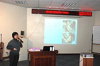 連江縣立醫院昨舉辦產前父母教室課程,由資深護理師分享哺乳、新生兒沐浴與臍帶護理的常識。(圖/文:邱竟瑋)