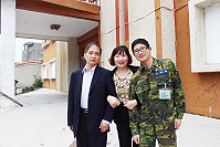 北指部許智傑弟兄與父母於北竿迎賓館前合影留念。(圖/文:李羿興)