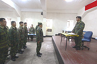 陳上校關心新進弟兄對於東引環境適應狀況,並逐一瞭解新兵個人專長及生活調適情形。(圖:練維麟/文:李家宇)