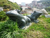 東引天后宮前廣場兩隻青蛙,其中故事充滿舊時代回憶。(圖/文:陳其敏)