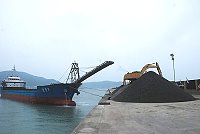 福澳碼頭區擴建後續工程的機具與船隻等陸續到位,施工廠商預計於今年4月底進度可重新超前。(圖/文:邱竟瑋)