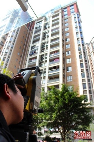 大陸福建省地質測繪院等兩組測繪人員對樓體進行測量。(圖:東南網)