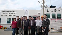 縣長楊綏生昨率交通局同仁赴澎湖縣,考察同為龍德造船建造的南海之星,由澎湖縣議員夏晨榮(左三)、車船處長王天富(右一)及多位同仁陪同登船說明。(圖:交通局提供)