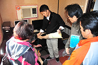 榮總身障重建中心人員宅配服務揪感心!主動前往民家協助調整輔具,讓身障人士感受政府關懷。(圖/文:曹重偉)