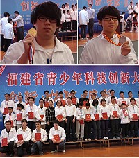 　馬祖高中師生參加第28屆福建省青少年科技創新大賽奪下好成績，左上：高二陳登志同學的作品「以矩陣分析進行易經卦象研究」榮獲第一等獎，更推薦參與大陸全國競賽；右上：李彥嬛同學作品「由塑性力學解釋夾鏈袋之裝置形變誤差」則獲得二等獎，兩人都以馬祖代表隊身分上台領獎。（圖：馬祖高中提供）