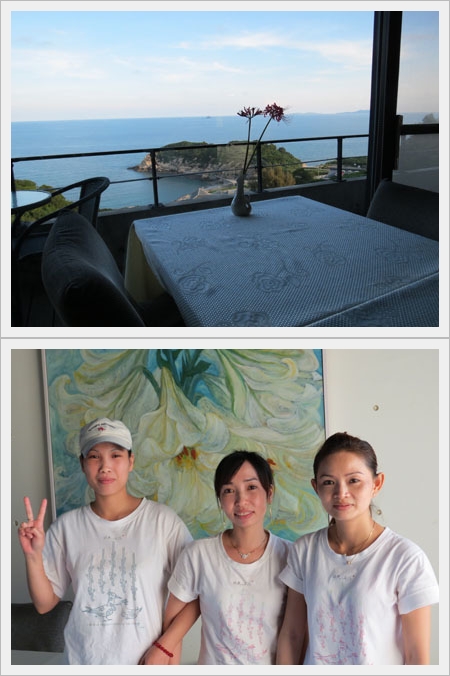 圖上/位於馬祖南竿仁愛村的「日光海岸」民宿坐落於北海坑道上方面對海洋,站在大片落地窗前,日出與夕照盡收眼底。圖下/民宿已開店12年,老闆娘陳美香賣服務也賣健康。店內只提供素食料理,使用有機食材。妝點在大廳中朵朵紅花是自種的連江縣花:紅花石蒜。(圖:台灣立報劉靜元)