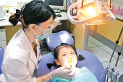 為降低兒童齲齒率，國民健康局將把公費塗氟對象從現行未滿5歲延長至6歲幼兒。（本報資料照）