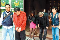 桃園八德仁愛街巷內破獲專屬職業賭場,嫌犯被逮後辯稱純粹練功「練功」,並未涉賭,訊後警方依賭博罪移送。(康鴻志攝)